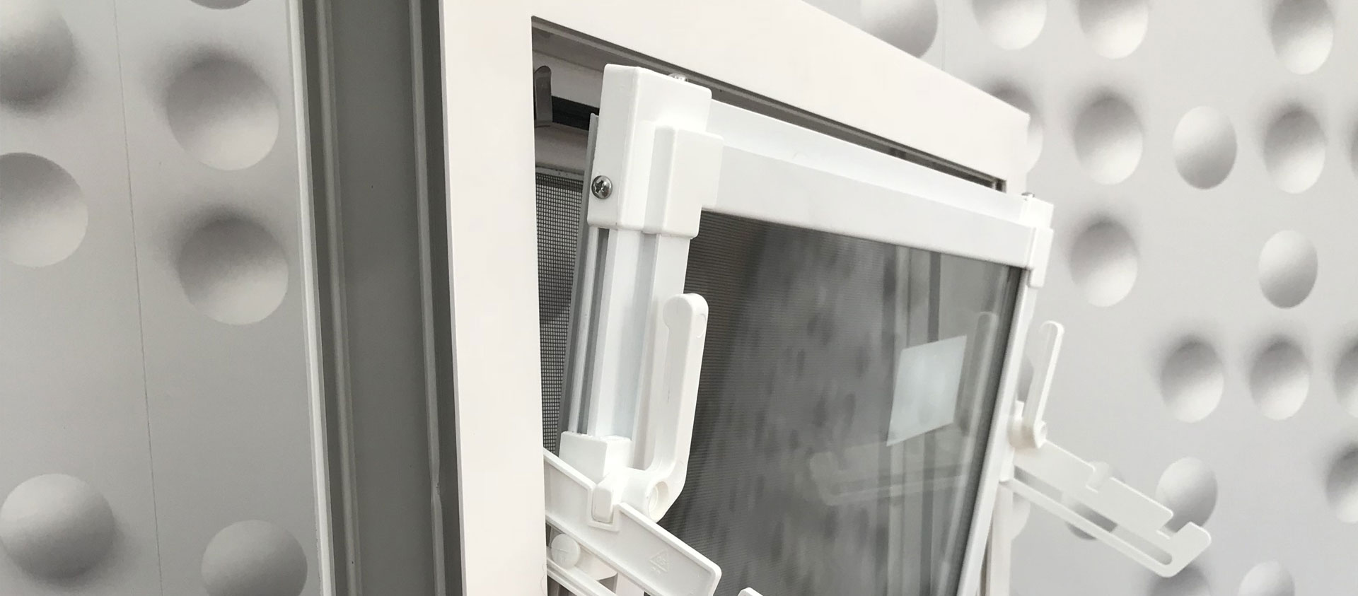 PVC-ikkunat karjalle, navetta, hyttysverkot, valmistaja Puola